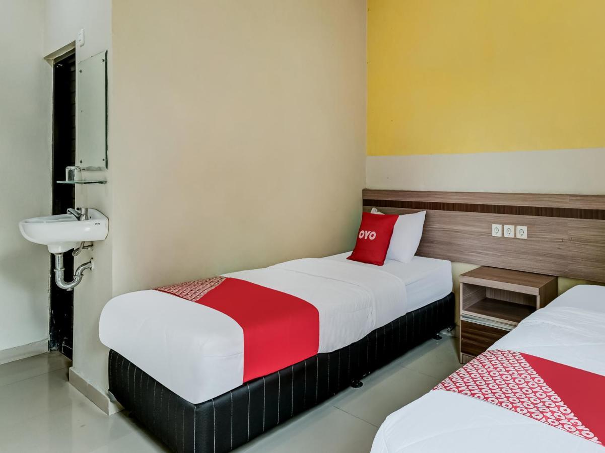 Oyo 90986 Hotel Srikandi Adisucipto Kalasan Ngoại thất bức ảnh
