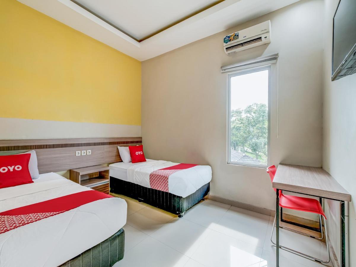 Oyo 90986 Hotel Srikandi Adisucipto Kalasan Ngoại thất bức ảnh