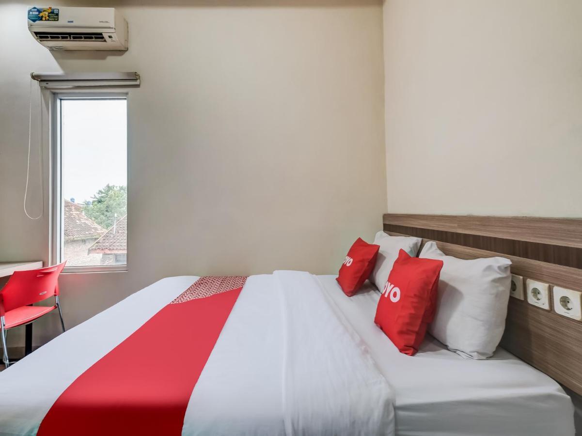 Oyo 90986 Hotel Srikandi Adisucipto Kalasan Ngoại thất bức ảnh