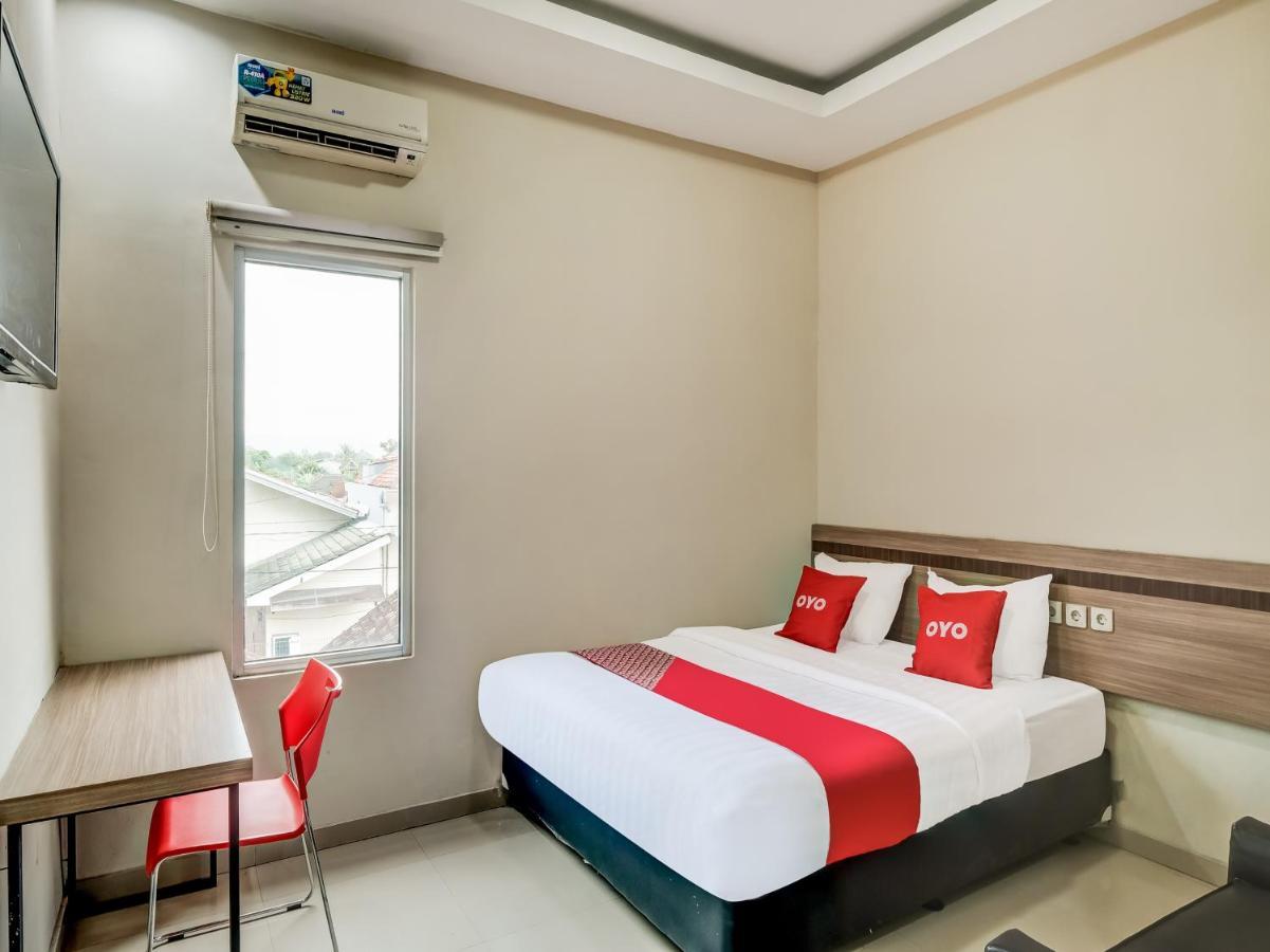 Oyo 90986 Hotel Srikandi Adisucipto Kalasan Ngoại thất bức ảnh